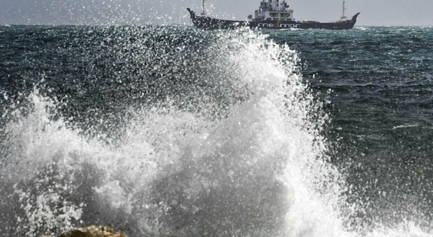 Maltempo, pioggia e vento: nave bloccata a Ischia