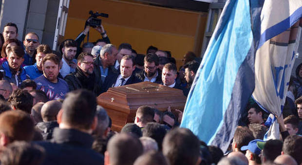 Napoli. Duemila persone ai funerali del capotifoso D'Angelo: ci sono anche De Laurentiis, Insigne e Paolo Cannavaro