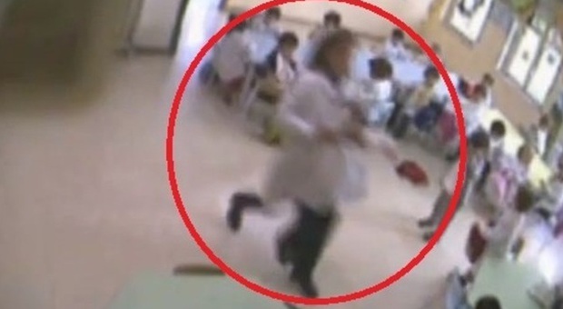 Ragazzino aggredisce la prof a calci e pugni: «L'ha picchiata in classe davanti a tutti»