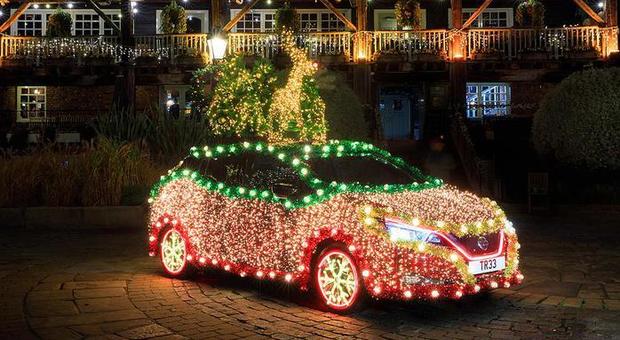 La Nissan Leaf trasformata in luminaria di Natale
