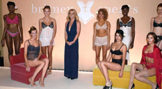 La rinascita di Britney Spears: super sexy per la sfilata di lingerie