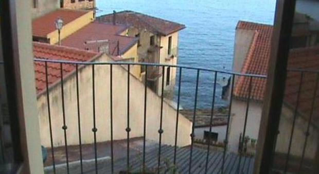 Catania, il padre le vieta di andare al mare: tredicenne si lancia dal balcone