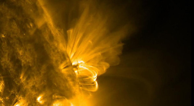 Particelle solari in arrivo sulla Terra aurore boreali e disturbi magnetici