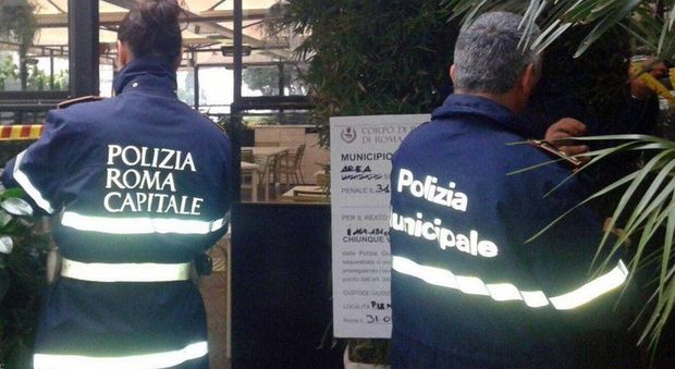 Roma, tavolino selvaggio a piazza di Spagna: blitz della Polizia Locale
