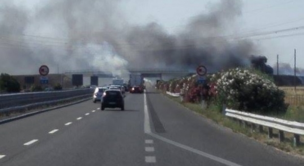 Incendio in superstrada: auto bloccate dal fumo