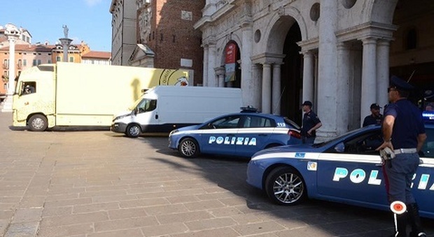 Le opere di Van Gogh destinate alla basilica sono state sorvegliate dalla polizia (foto questura di Vicenza)