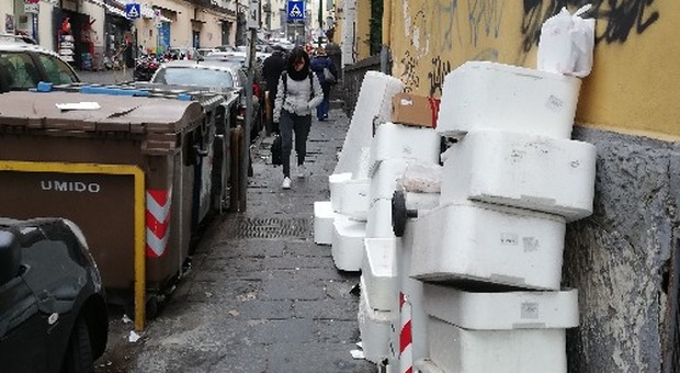 Napoli, così la ditta della mensa smaltisce i rifiuti in strada