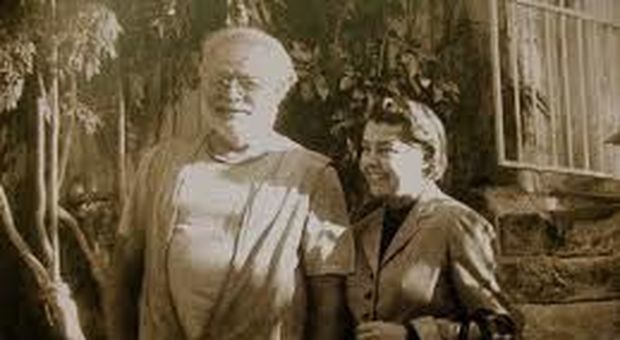Un'immagine di Ernest Hemingway con Fernanda Pivano durante la visita in Lucania