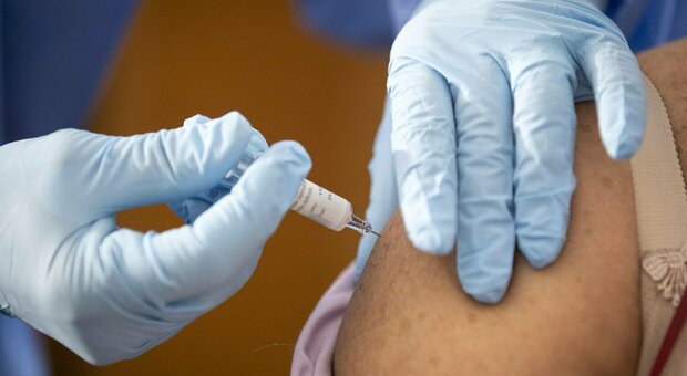 Vaccino anti-influenzale, i medici di famiglia di Napoli: «Finite le dosi disponibili, disagi per gli utenti»
