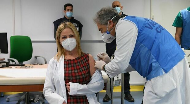 V-Day a Salerno, è Maria la prima vaccinata contro il covid