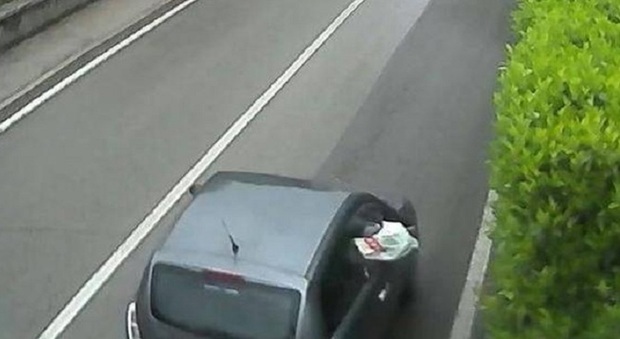 Donna getta dall’auto in corsa un sacco di immondizia: filmata e multata.