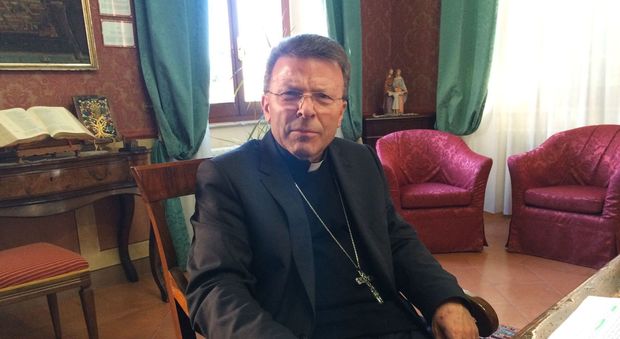 Fano, il vescovo Armando Trasarti all'ospedale S.Croce per accertamenti
