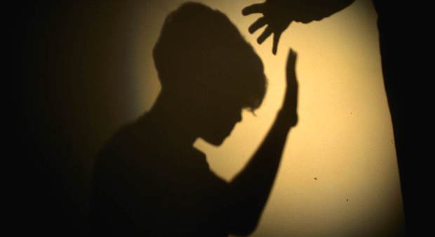 Casa degli orrori a Terni, 23enne abusava dei fratellini: scoperto dalle telecamere