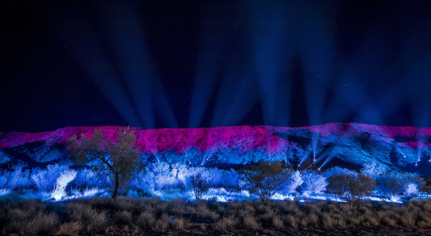 Alice Springs, spettacolo di luci sui MacDonnell Ranges con le installazioni degli aborigeni