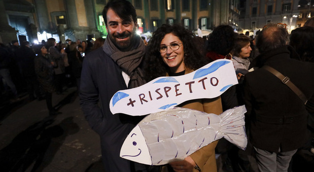 Sardine a Napoli, in piazza giovani e tanti delusi della sinistra: «Siamo qui per dire che esistiamo»