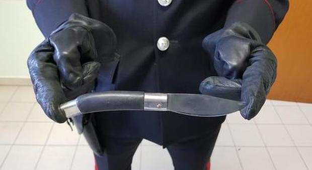Un coltello sequestrato dai carabinieri, archivio Ansa
