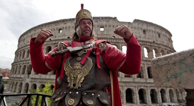 Roma, il Tar salva i centurioni: «Via libera al Colosseo». Ma Raggi: nuovo divieto `