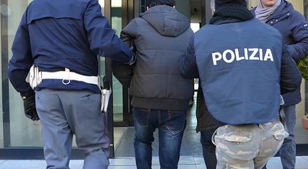 Roma, furti con borse e zaini schermati per ingannare il sistema d'allarme: due arresti