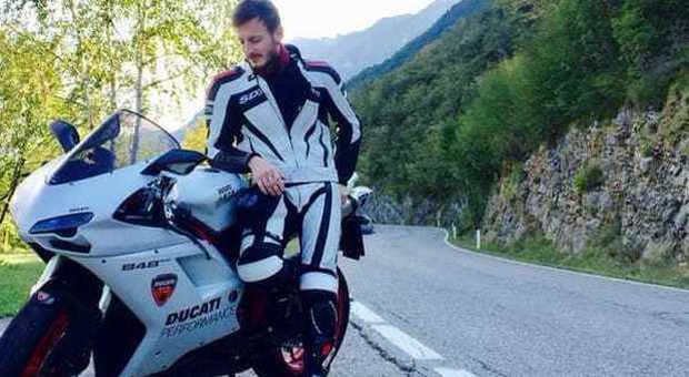 Incidente sulla Ducati, Giovanni sbanda e muore a 26 anni: era in gita con amici in Trentino