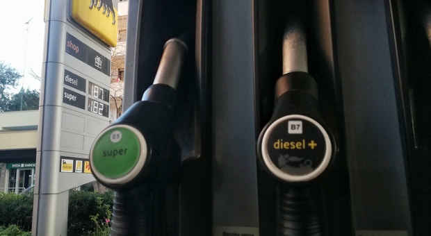Quanto costano benzina e diesel oggi? Il prezzo ai distributori e cosa succederà nei prossimi giorni