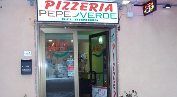 Montemarciano, ladri in pizzeria: fuga con soldi e bottiglie