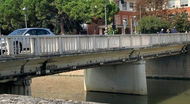 Ponte Garibaldi continua a perdere pezzi. Sos per il cavalcavia: si aprono anche crepe ai lati della struttura