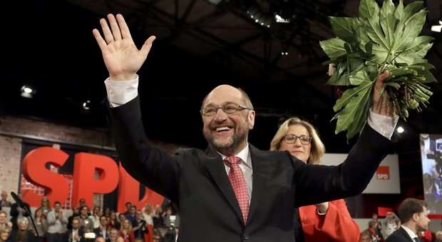 Schulz presidente dell'Spd, eletto con il 100% dei voti: «Conquisteremo la cancelleria»