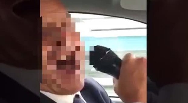 Napoli, il becchino canta in auto mentre trasporta salma e il video diventa virale