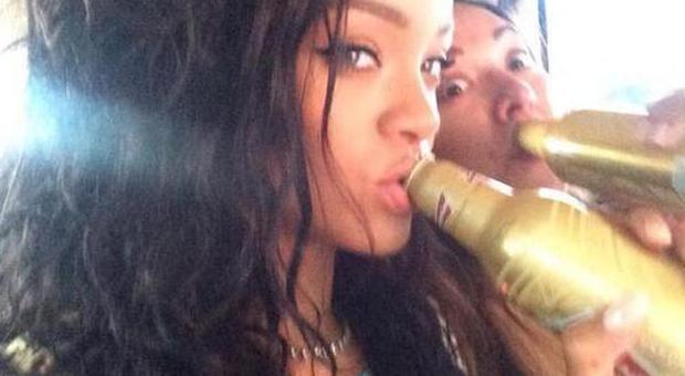 Rihanna scatenata, sbarca a Rio de Janeiro per ​la finale: Selfie, birra e bagno di notte