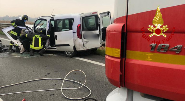Incidente fra tre auto sulla Romea: tratto chiuso verso la A4, 4 feriti dei quali due gravi