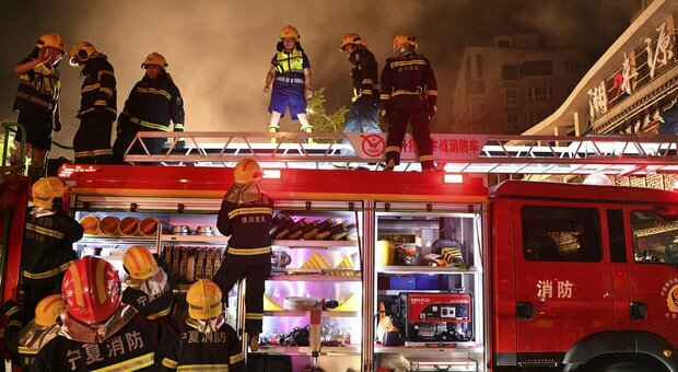 Esplosione in un ristorante durante la cena, morte 31 persone: «Prima un serbatoio, poi una conduttura»