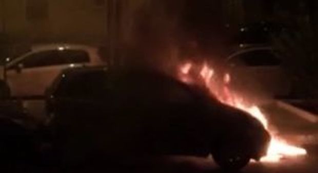 Incendio distrugge auto nella notte Molto probabile gesto doloso