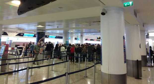 Caos Barcellona, stop ai voli: passeggeri bloccati a Capodichino. «Prima partenza utile 24 ottobre»