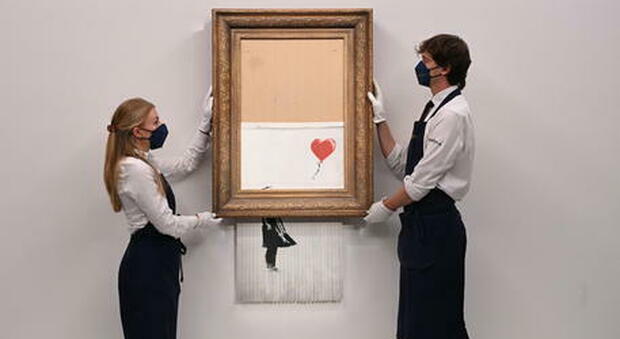la tela Love is in the Bin di Banksy