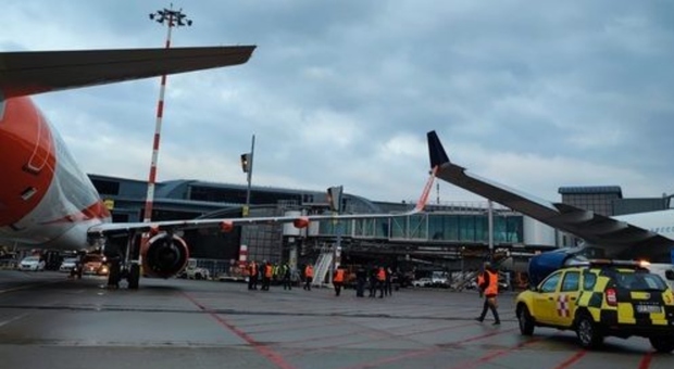 Malpensa, due aerei si toccano in pista in fase di parcheggio: paura ma nessun ferito
