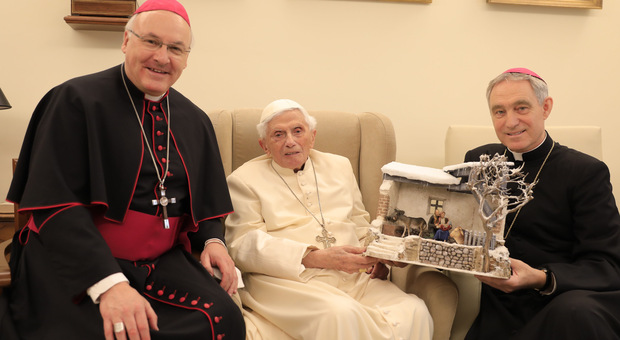 Ratzinger, caos per l'eredità: gli eredi dovranno comparire in tribunale. E una di loro ha già rinunciato