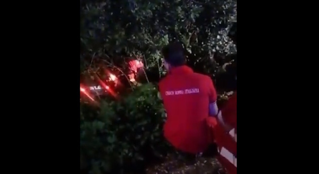 Spettacolare incidente a Teramo: auto precipita in scarpata, occupanti scampati al disastro