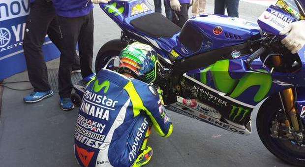 Valentino Rossi con la sua Yamaha