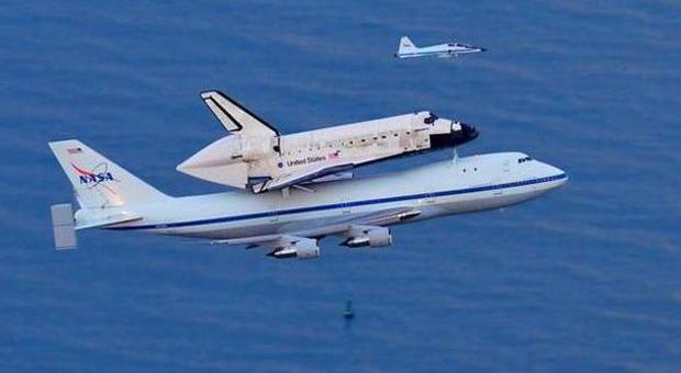 Lo shuttle Discovery in pensione: l'ultimo volo sopra un Boeing