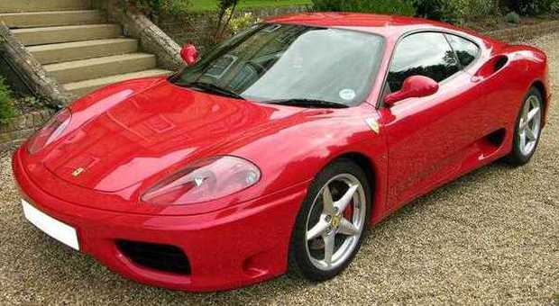 Compra online la Ferrari per il figlio, truffato