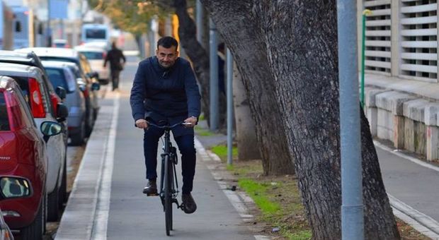 Il sindaco di Bari, Decaro, in bicicletta