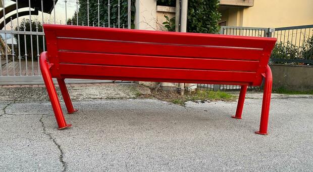 Divelta panchina rossa installata da Noi Fara. Di Giovambattista: «Non voglio pensare a un atto vandalico»