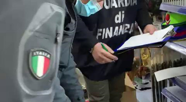 Perugia, la Finanza sequestra oltre 1000 mascherine e 200 tamponi