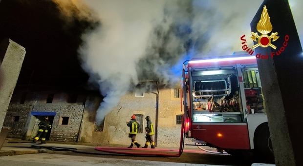 Paura a Codroipo, in fiamme abitazione di due piani: intervengono i vigili del fuoco