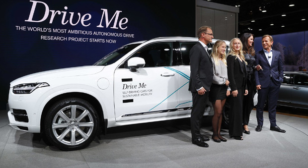 La famiglia Hein al salone di Detroit con la loro XC90 a guida autonoma e Hakan Samuelsson ceo di Volvo (a destra)