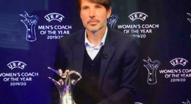 Flick è l'allenatore dell'anno con il trofeo made in Avellino
