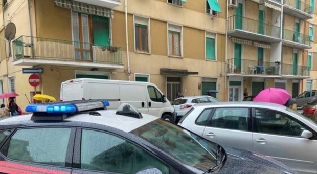 Studentessa di 24 anni trovata morta in casa, choc a Macerata. Indagano i carabinieri