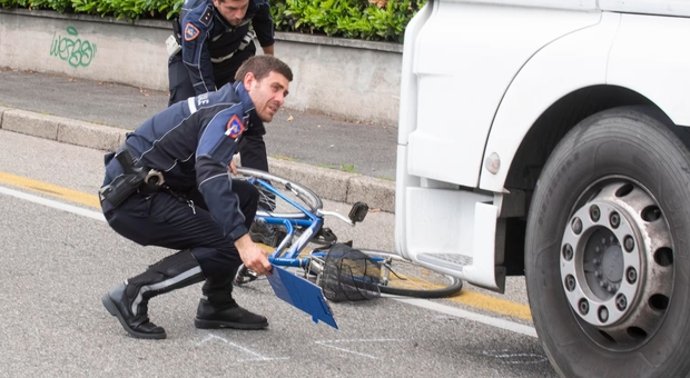 Un incidente a Milano tra un Tir ed una bicicletta