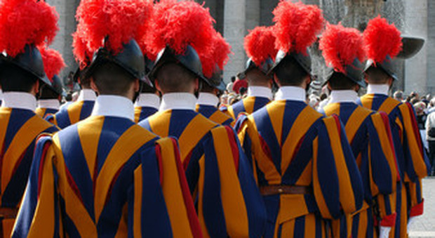 Vaticano, Guardie Svizzere con la mascherina per la prima volta