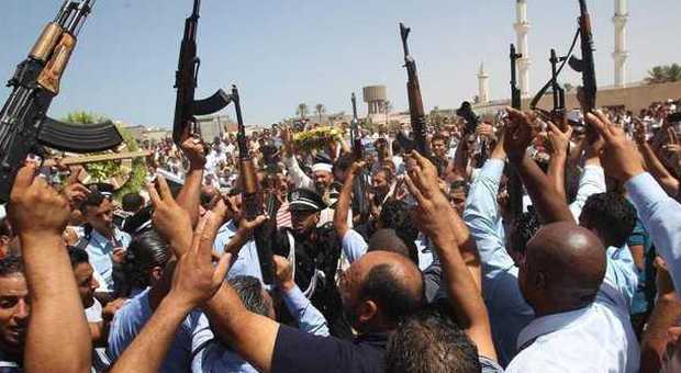 Libia, aerei bombardano milizie: si combatte alle porte di Tripoli